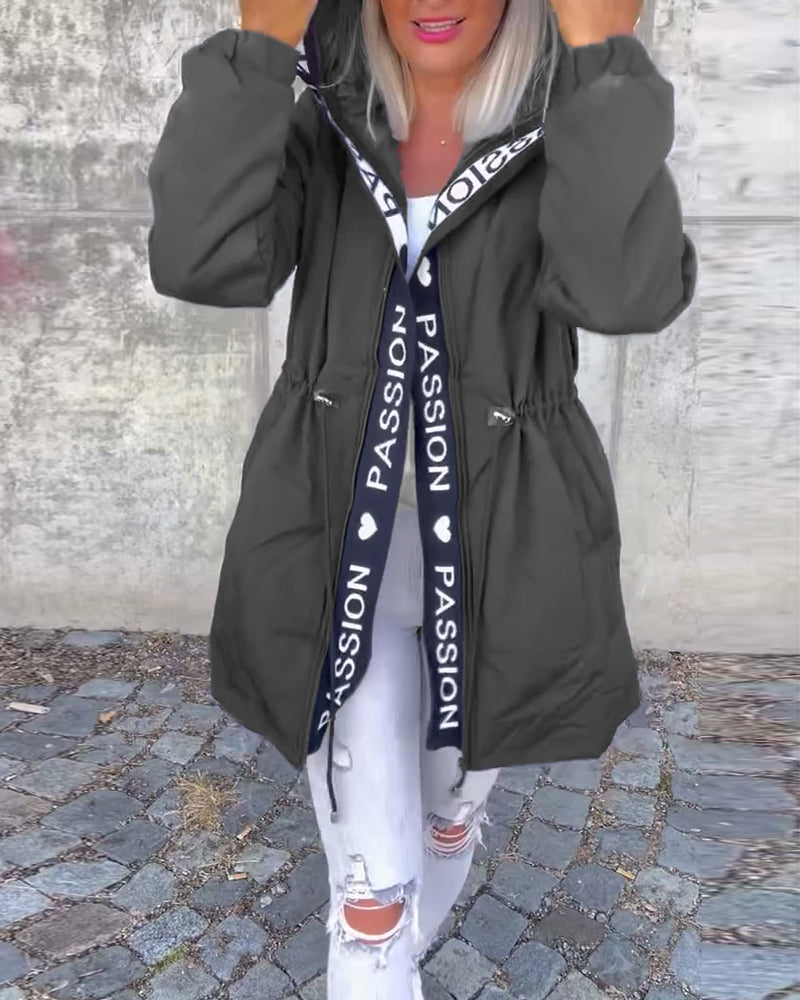 Casual jas met capuchon en trekkoord in letterpatroon